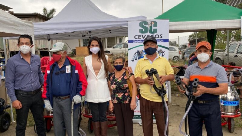 Productores lecheros de Santo Domingo de los Tsáchilas se tecnifican con ordeñadoras móviles