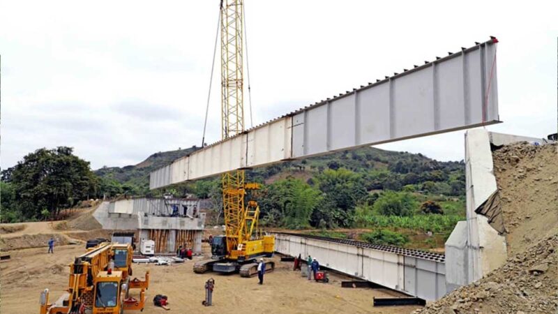 Guayas Se trabaja en el viaducto de la vía Pedro Carbo  Se avanza en la construcción de la vía Pedro Carbo – Jerusalén con el izaje de vigas en los dos estribos del viaducto sobre el río Jerusalén (100 metros), beneficiando a más de 48 mil carbenses, dedicados principalmente al cultivo de maíz, cacao, maní, entre otros productos. La obra vial, cuyos 12 km de longitud lucen completamente rehabilitados y asfaltados, presenta un avance del 89%.