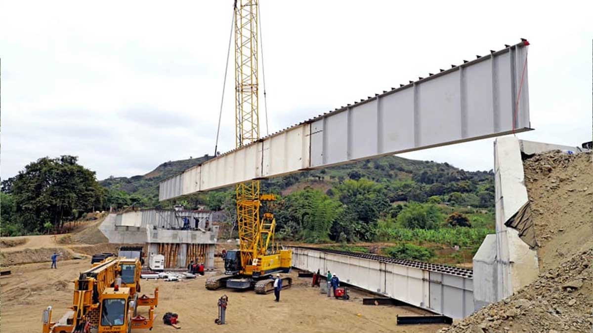 Guayas Se trabaja en el viaducto de la vía Pedro Carbo  Se avanza en la construcción de la vía Pedro Carbo – Jerusalén con el izaje de vigas en los dos estribos del viaducto sobre el río Jerusalén (100 metros), beneficiando a más de 48 mil carbenses, dedicados principalmente al cultivo de maíz, cacao, maní, entre otros productos. La obra vial, cuyos 12 km de longitud lucen completamente rehabilitados y asfaltados, presenta un avance del 89%.
