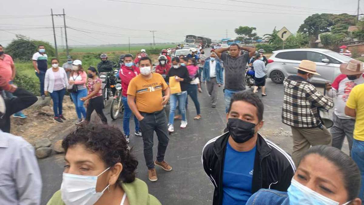 Varias vías amanecieron cerradas por agricultores arroceros y maestros en rechazo al Gobierno