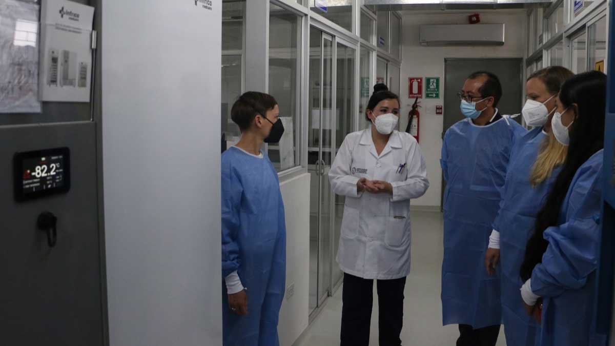 Agrocalidad recibe equipo para laboratorio de biología molecular