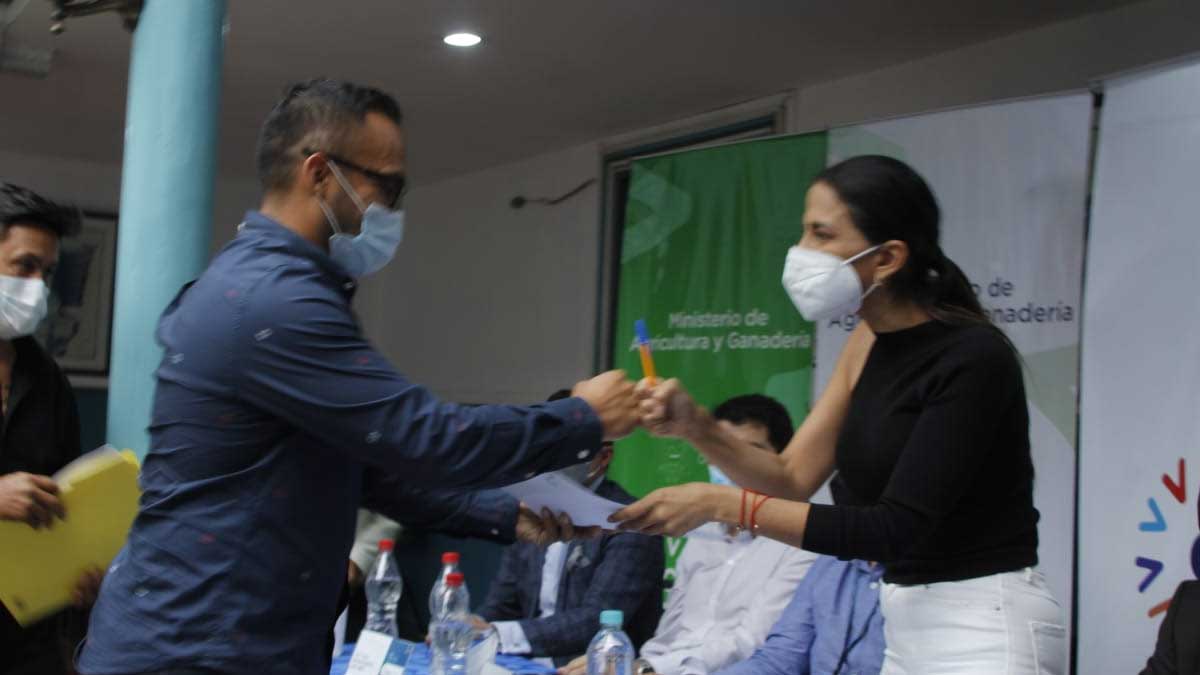 En Loja, ministra Tanlly Vera se reúne con actores de la cadena del arroz para delinear acciones para su desarrollo