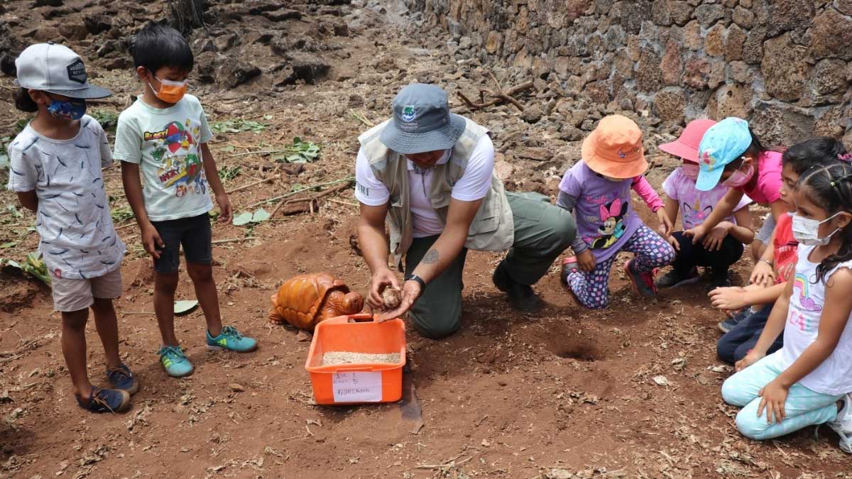 Guardaparques del DPNG presentan programa de crianza de tortugas a estudiantes