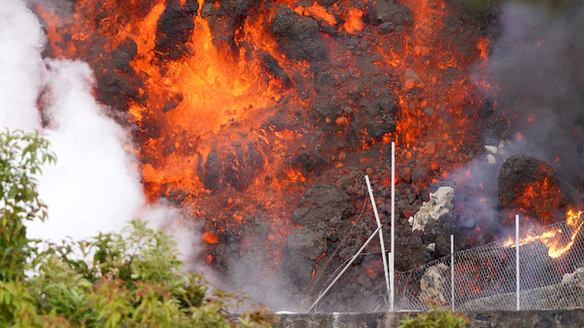 La lava, que suma una boca más, ha arrasado 166 casas de camino hacia el mar