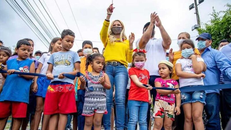 Prefecta del Guayas, inaugura vía y activa tres puntos de internet gratuitos en Naranjal