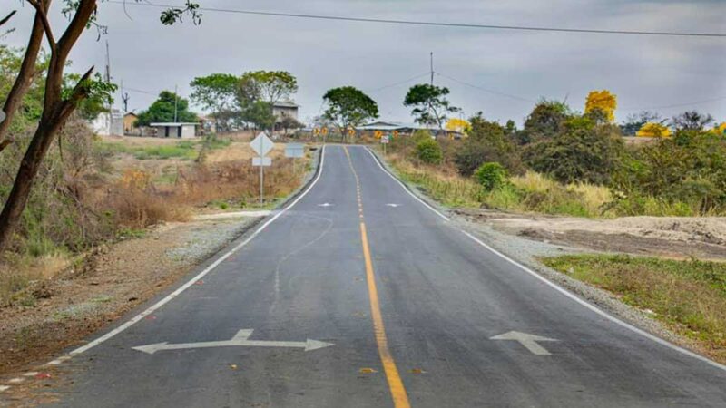 Prefecta inspecciona vías que benefician al sector productor