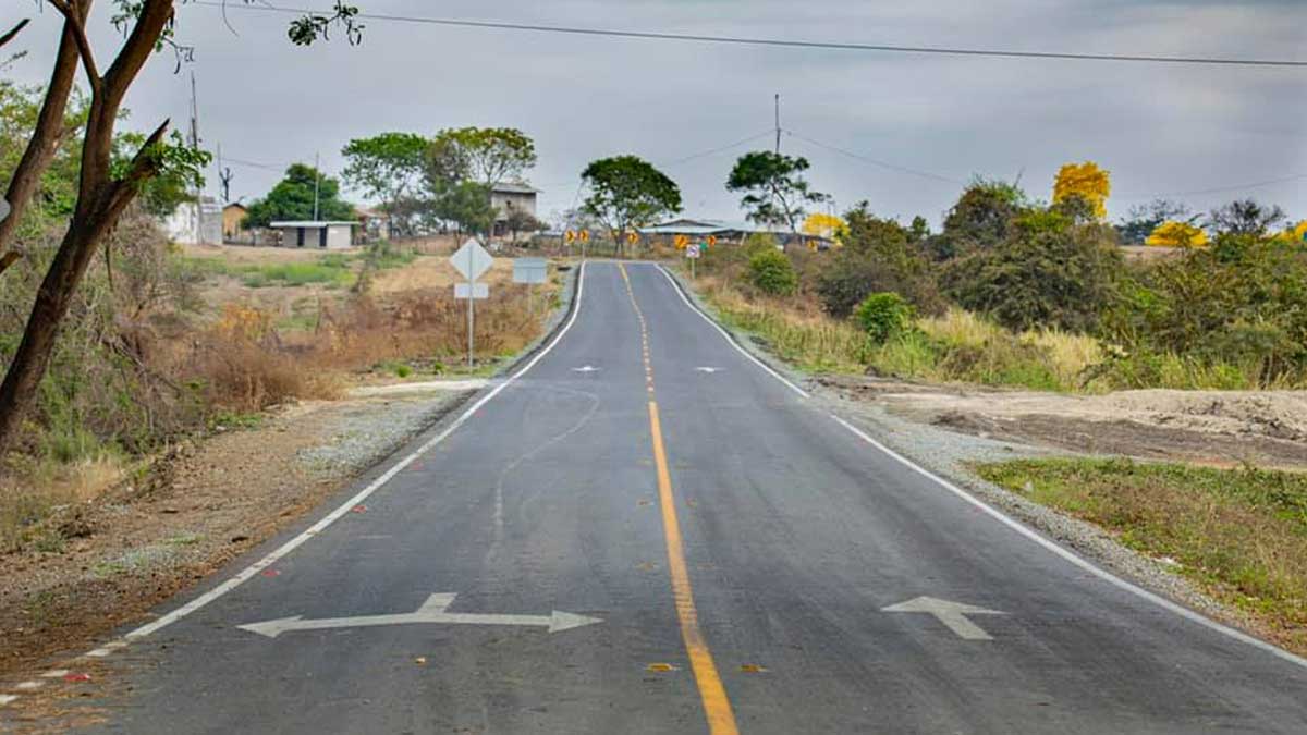 Prefecta inspecciona vías que benefician al sector productor