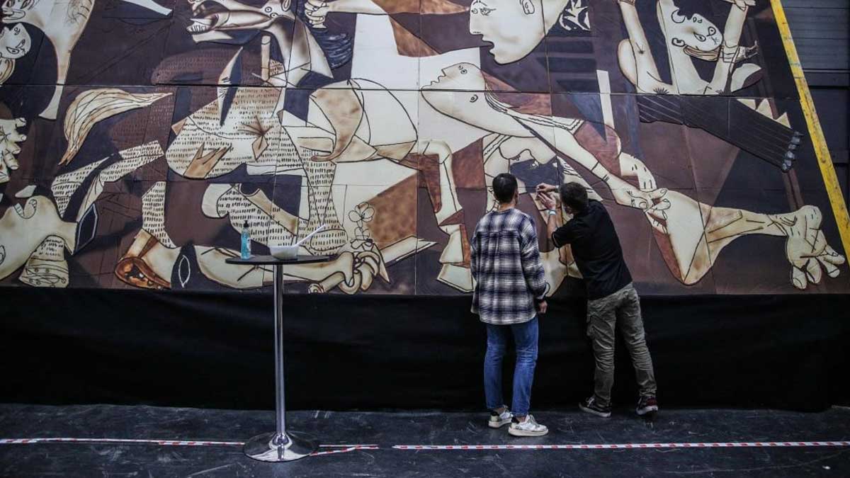 El “Guernica” de chocolate muestra en París otra cara de la gastronomía vasca