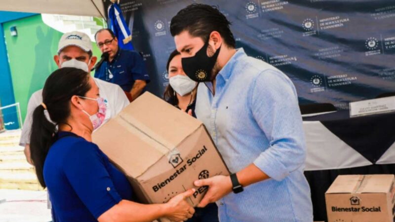 Pescadores del puerto de Acajutla reciben sus paquetes alimentarios