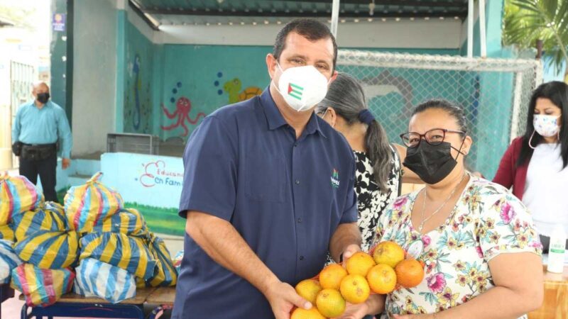 Empezamos con la distribución de frutas seleccionadas para miles de escolares de Portoviejo