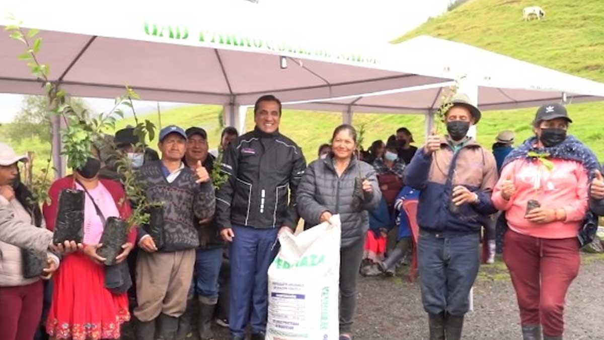 Entregan plantas frutales y forestales en comunidades de la parroquia Nazón
