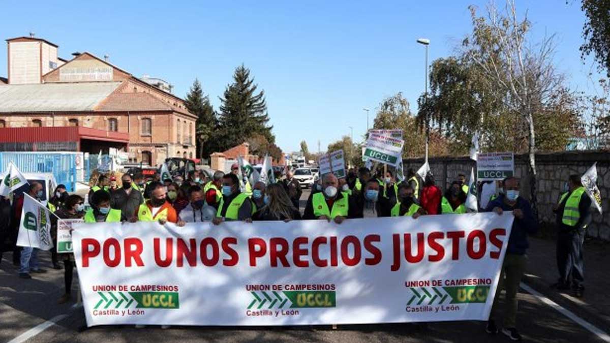 Los ganaderos lácteos llevan sus protestas a las puertas de Lactalis para pedir que suba el precio