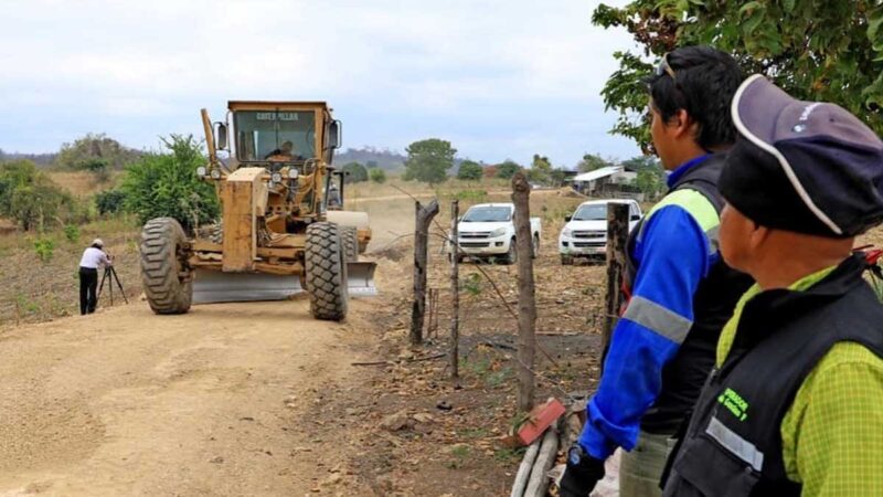 Prefectura trabaja en vías que benefician a productores agrícolas