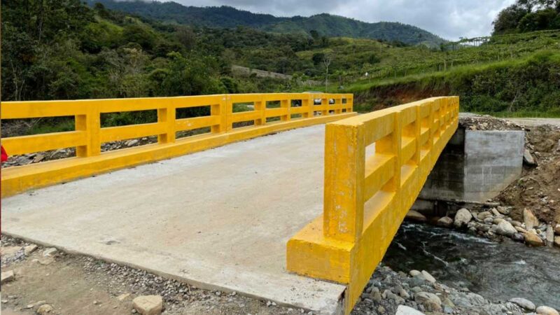 La prefectura inaugura moderno puente para mejorar la vialidad