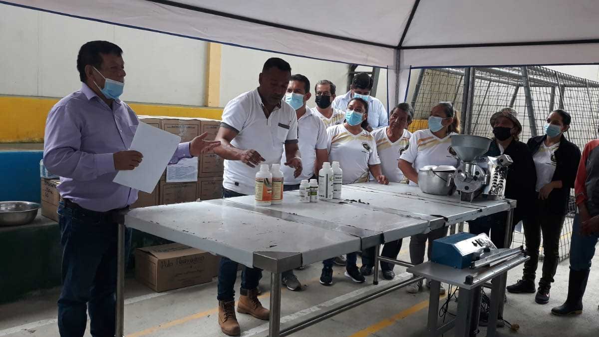 MAG impulsa la asociatividad mediante la entrega de insumos agrícolas y maquinaria