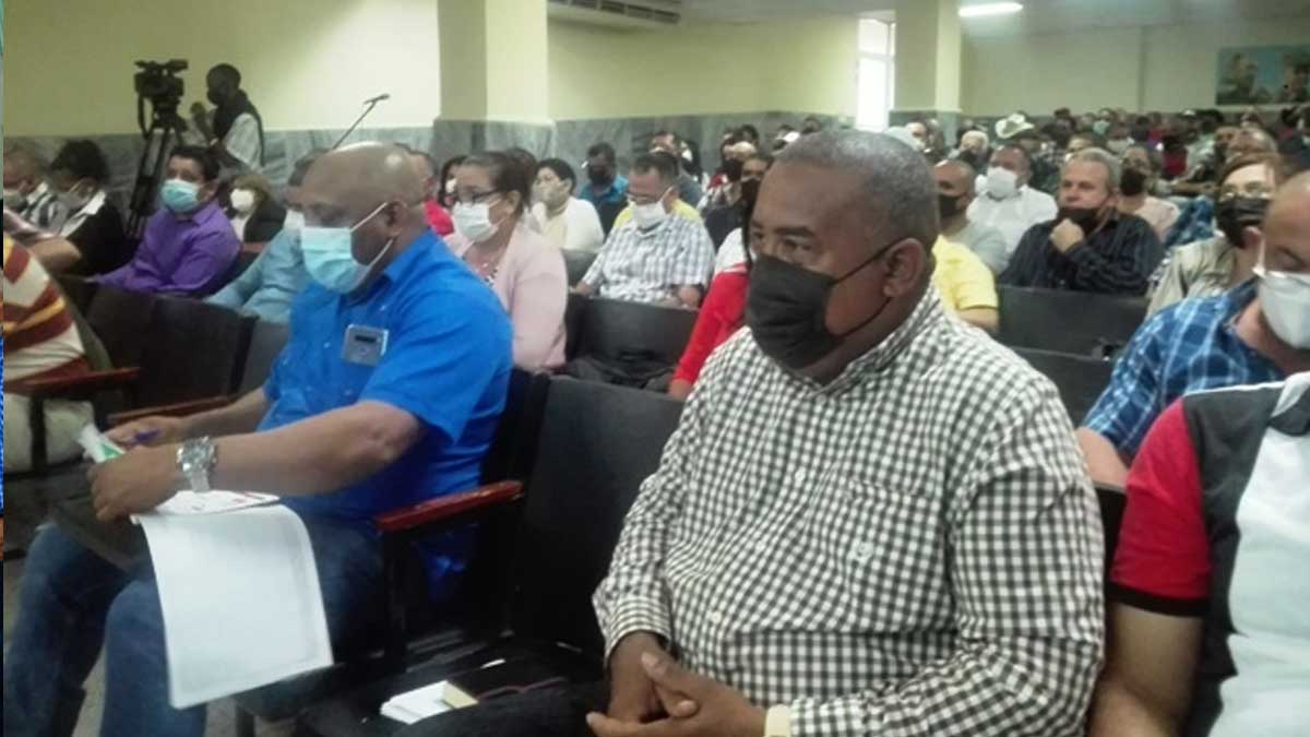 Ministro de la Agricultura visita a productores de Las Tunas