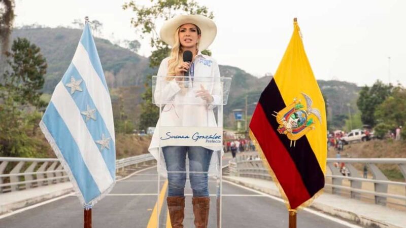 Prefecta del Guayas, entregó vía y puente esperados por los carbenses por más de 4 décadas