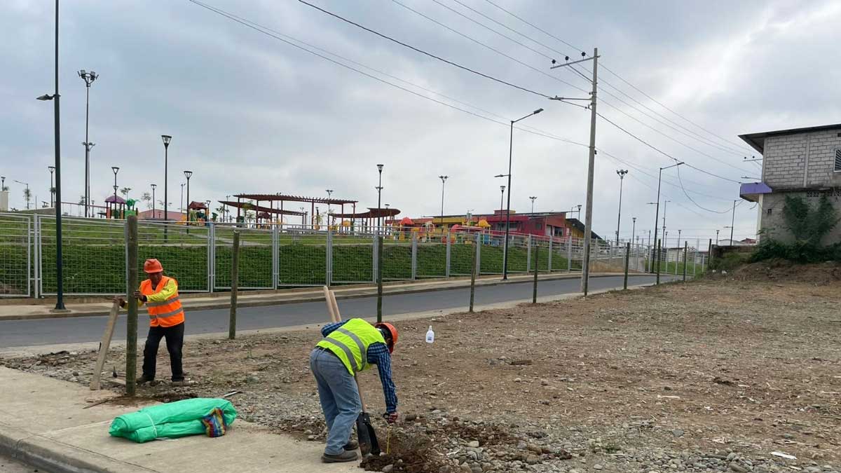 Prefectura de los Ríos construye cancha de uso múltiple y cubierta metálica para centro agrícola cantonal de buena fe
