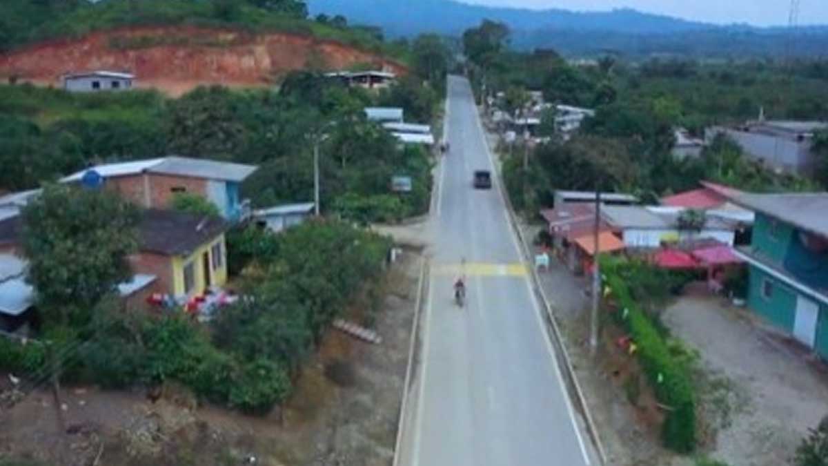 Prefectura entrega mejoramiento de vía de 19.3 km en Santa Rosa