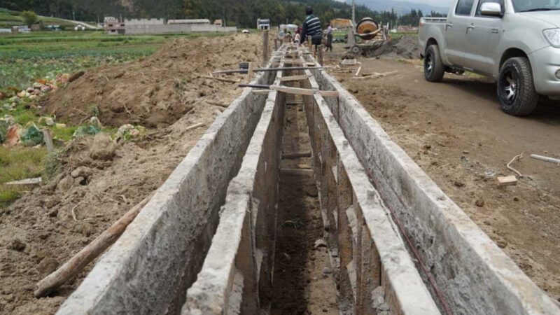 Revestimientos de canales secundarios mejoran la producción agrícola en Chambo y Colta