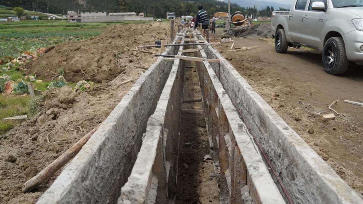 Revestimientos de canales secundarios mejoran la producción agrícola en Chambo y Colta