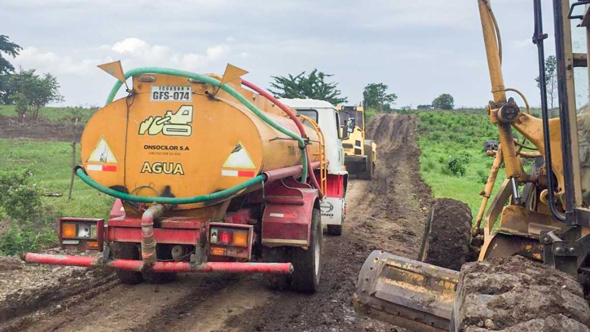 Se rehabilitan caminos vecinales del cantón Palenque