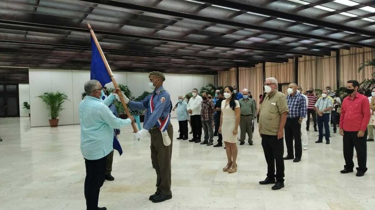 Empresa Apícola Cubana recibe Bandera Proeza Laboral