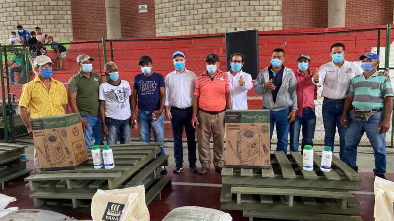 Ministerio de Agricultura entregó insumos y silo a 150 pequeños productores de Sucre