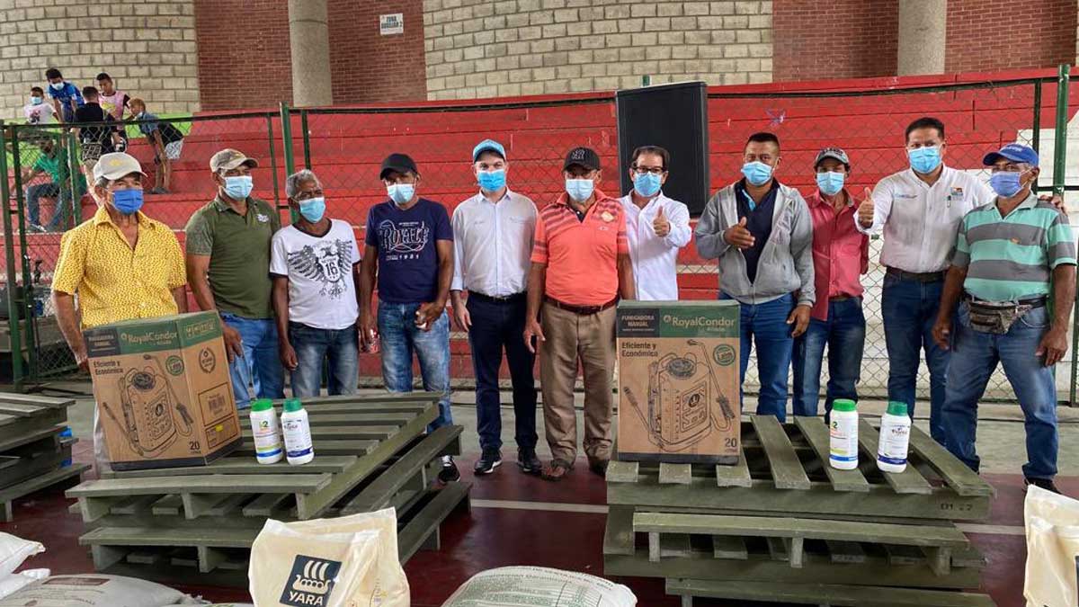 Ministerio de Agricultura entregó insumos y silo a 150 pequeños productores de Sucre