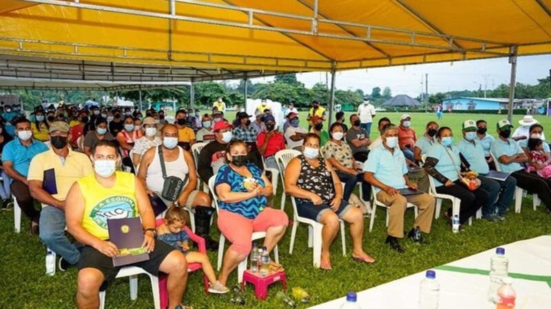 Prefectura entrega plantas de cacao a cantones de Buena Fe y Valencia