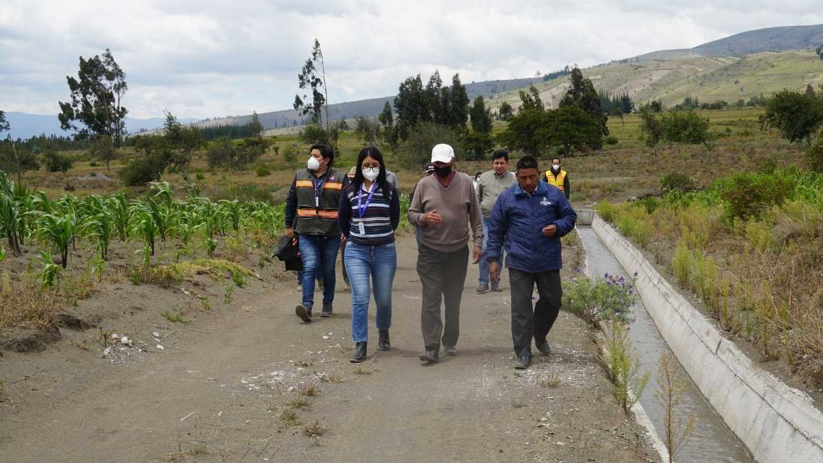 Prefectura trabaja en sistemas de riego para agricultores