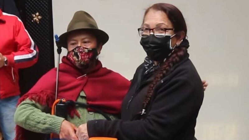 Prefectura y ACRA entregan bombas de fumigación en Molobog