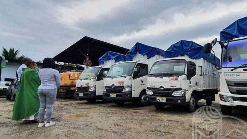 Se adquiere camionetas para beneficio de agricultores y emprendedores.