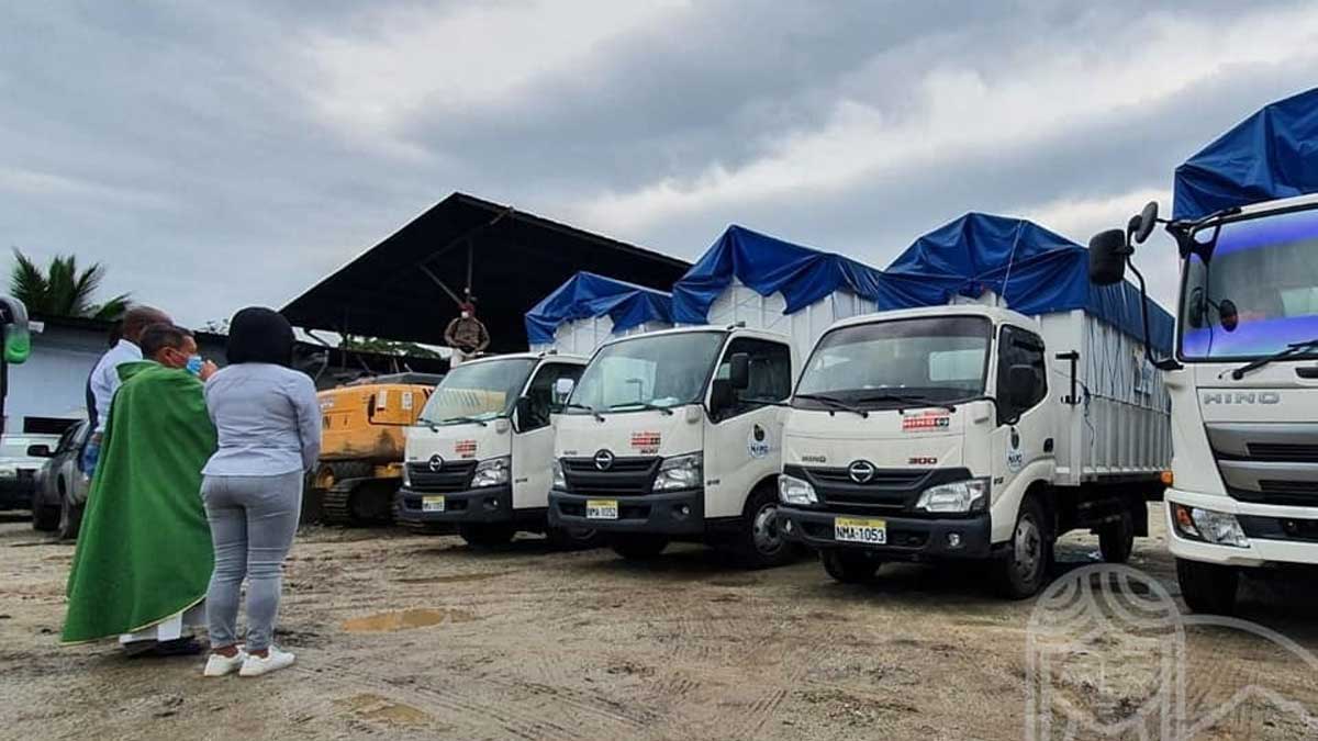 Se adquiere camionetas para beneficio de agricultores y emprendedores.