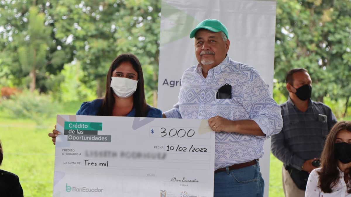 Créditos, títulos de propiedad de tierras y certificados reciben productores de Tosagua