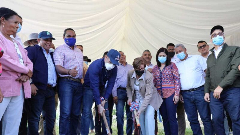 Gobierno inicia construcción de 165 kilómetros de caminos vecinales en Hermanas Mirabal