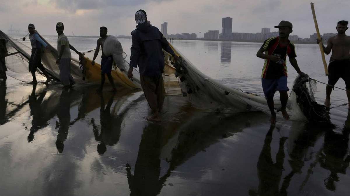 Pescadores pakistaníes bloquean puerto de Karachi en protesta