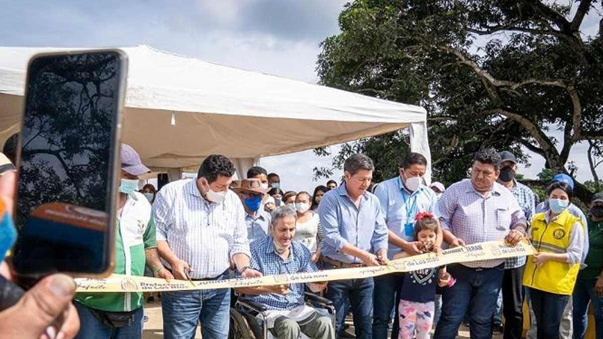 PREFECTO JOHNNY TERÁN ENTREGÓ DOS NUEVOS PUENTES EN VINCES Y BABA