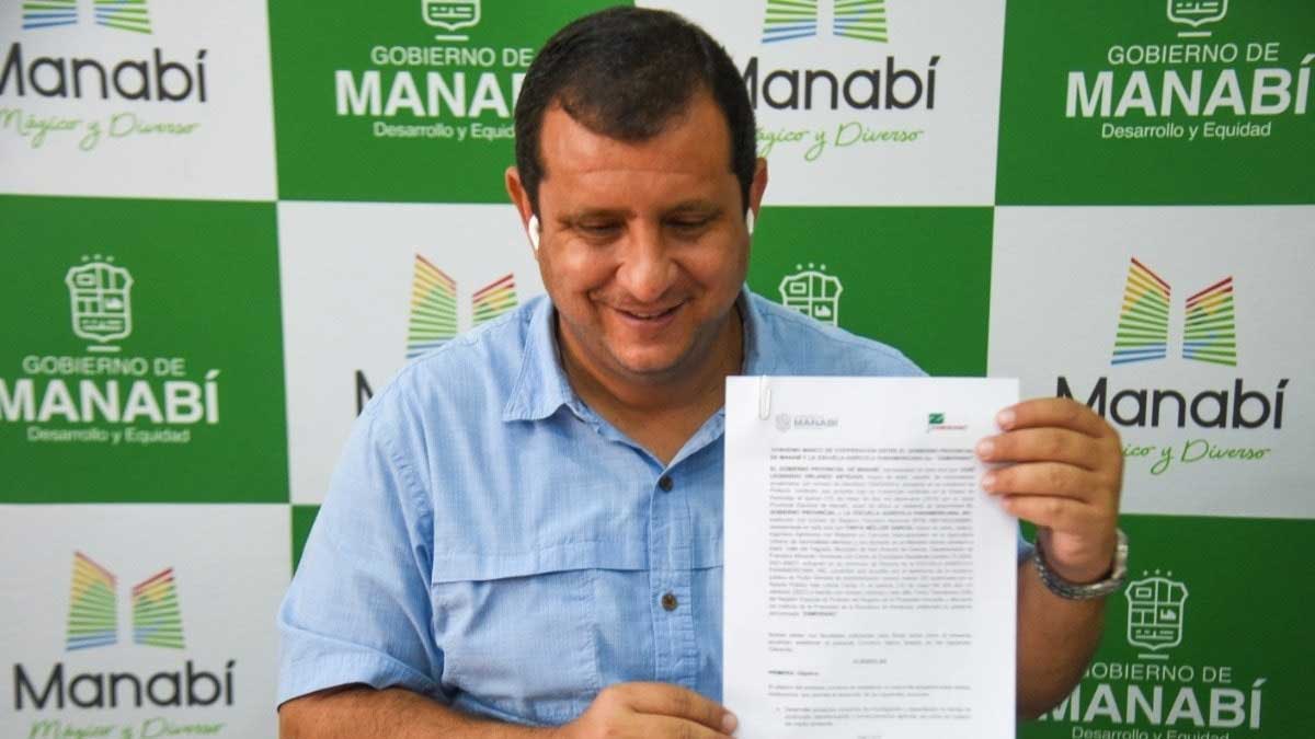 Prefectura de Manabí y Zamorano firman convenio para fortalecer formación académica.