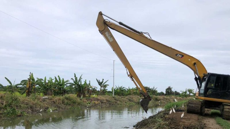 Se previene inundaciones y se asegura el agua para riego en valle de #Charapotó con la limpieza del canal Río Viejo.