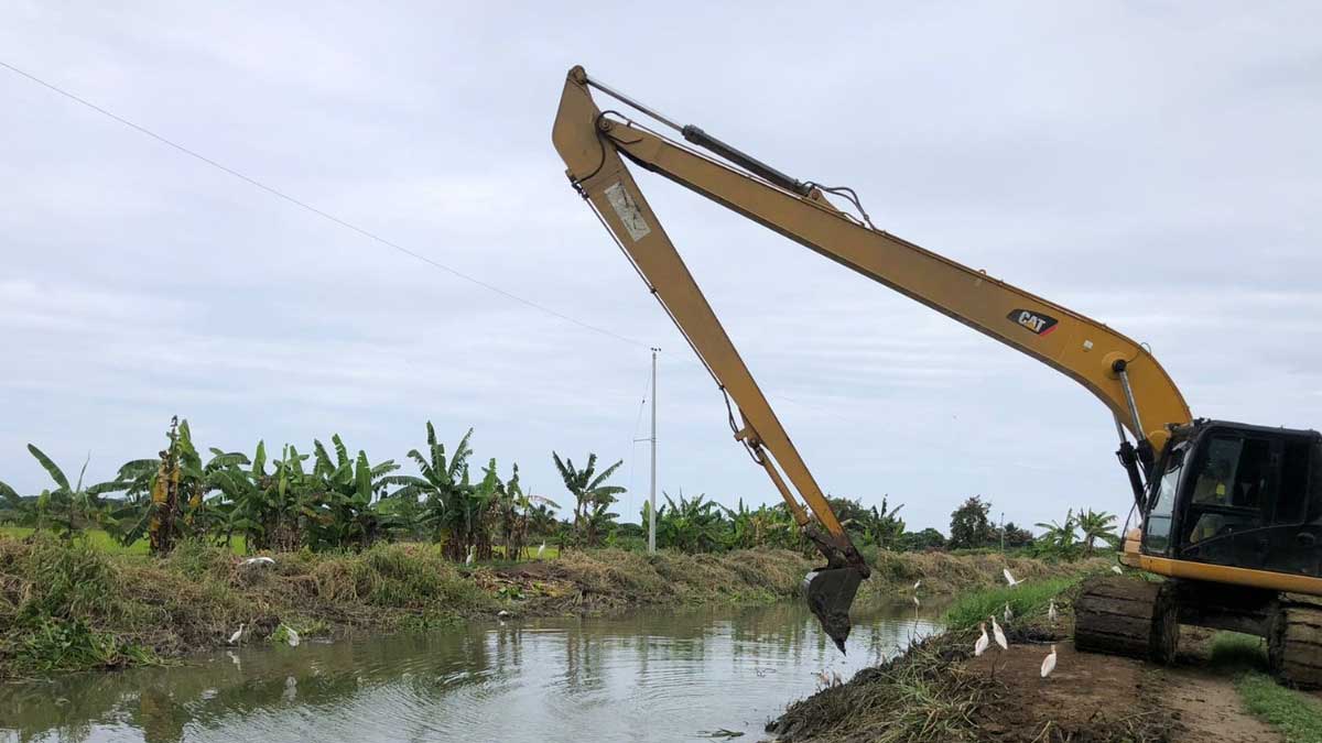 Se previene inundaciones y se asegura el agua para riego en valle de #Charapotó con la limpieza del canal Río Viejo.