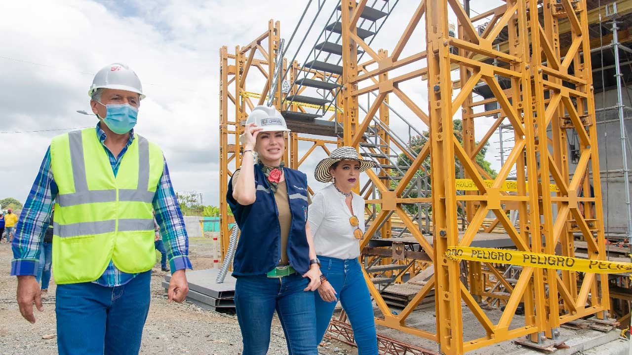 El puente de Colimes avanza en un 55 %; así lo constató Susana González, prefecta del Guayas, durante un,  recorrido por la obra