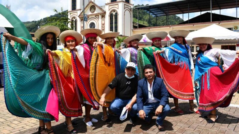 Mujeres de la provincia participan en segunda feria de emprendedoras