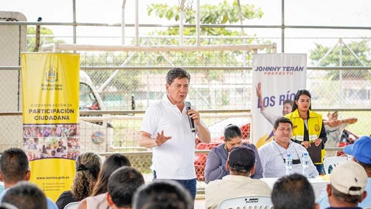 PREFECTO JOHNNY TERÁN MANTUVO UN CONVERSATORIO CON HABITANTES DE LA PARROQUIA CARACOL