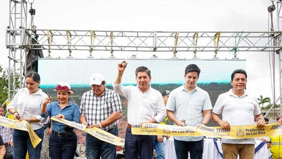 Prefecto terán entregó vía que une a la provincia de los ríos con bolívar y guayas