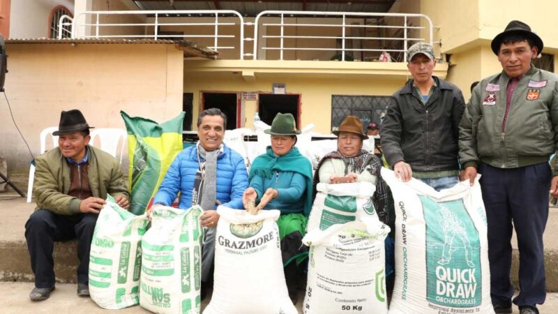 Prefectura del Cañar entregó semillas de pasto y sacos a la comunidad de Silante Alto