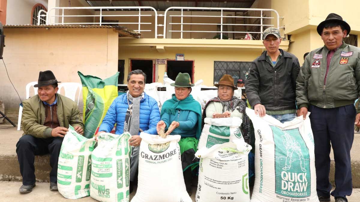 Prefectura del Cañar entregó semillas de pasto y sacos a la comunidad de Silante Alto