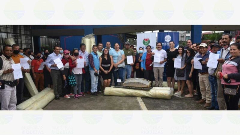 PREFECTURA CAPACITA Y ENTREGA PLÁSTICO PARA LA CONSTRUCCIÓN DE MARQUESINAS