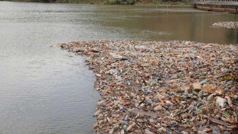 Ciudad congoleña convierte su problema de plástico en beneficio