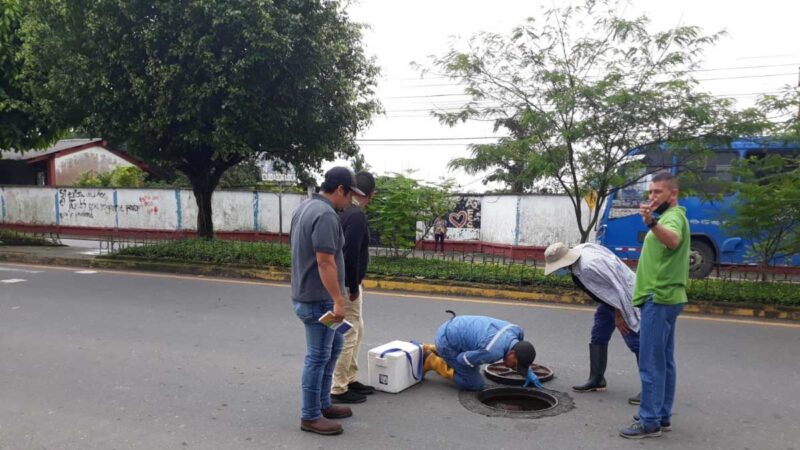 Combustible derramado en alcantarillado amenaza con llegar al río Coca